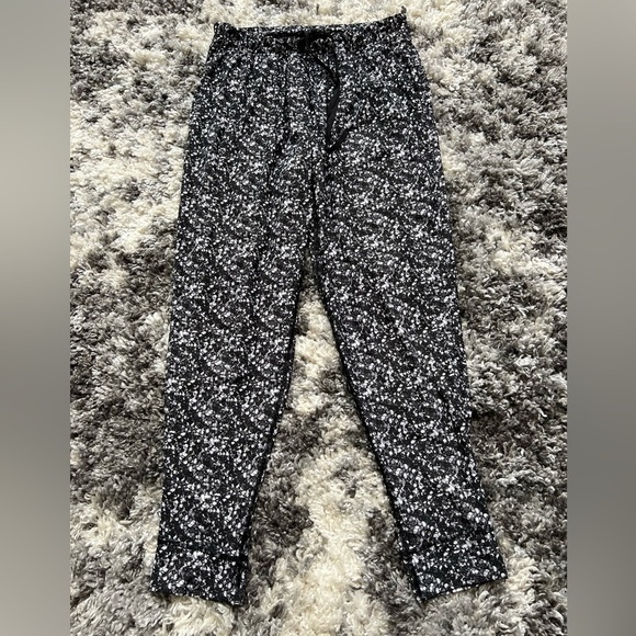 Lululemon Women’s Black/White  Geometric Lightweight Athletic Joggers Sz 10 - Picture 1 of 6